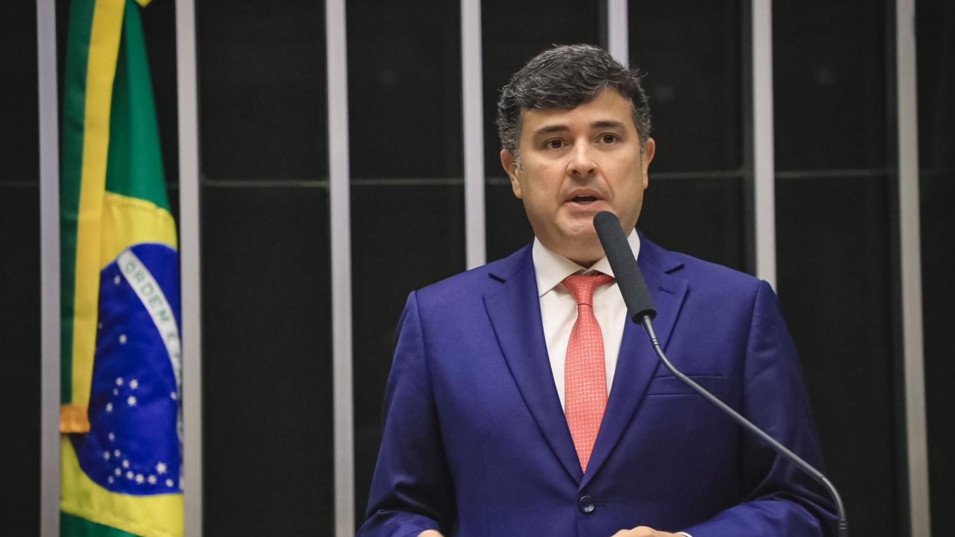 Eduardo da Fonte fala em plenário na Câmara em pulpito