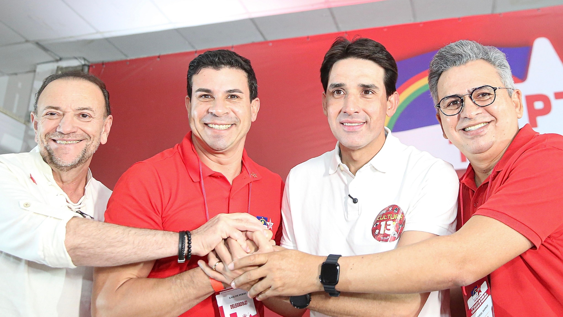 Silvio Costa Filho segura mão de Carlos Veras e dois outros nomes do PT