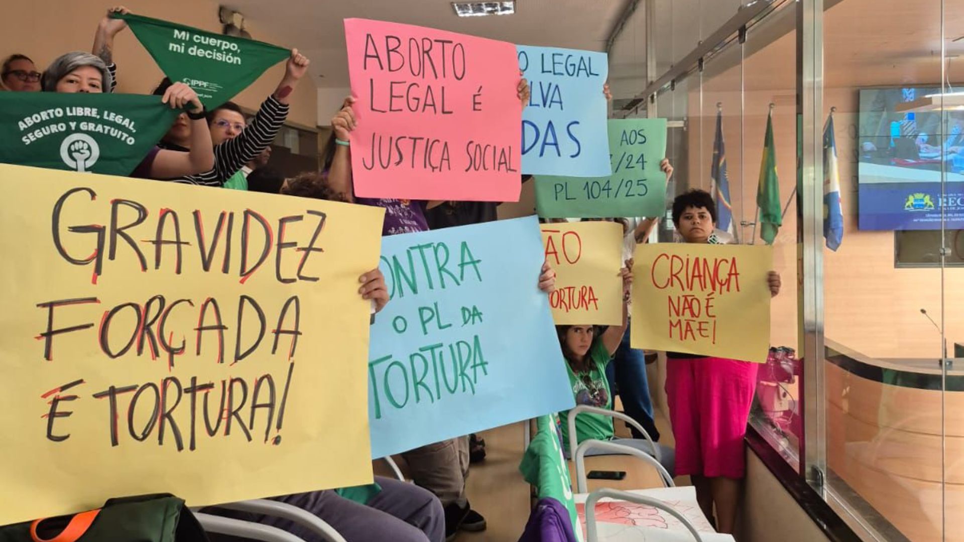Movimentos feministas ocuparam a galeria da Câmara do Recife