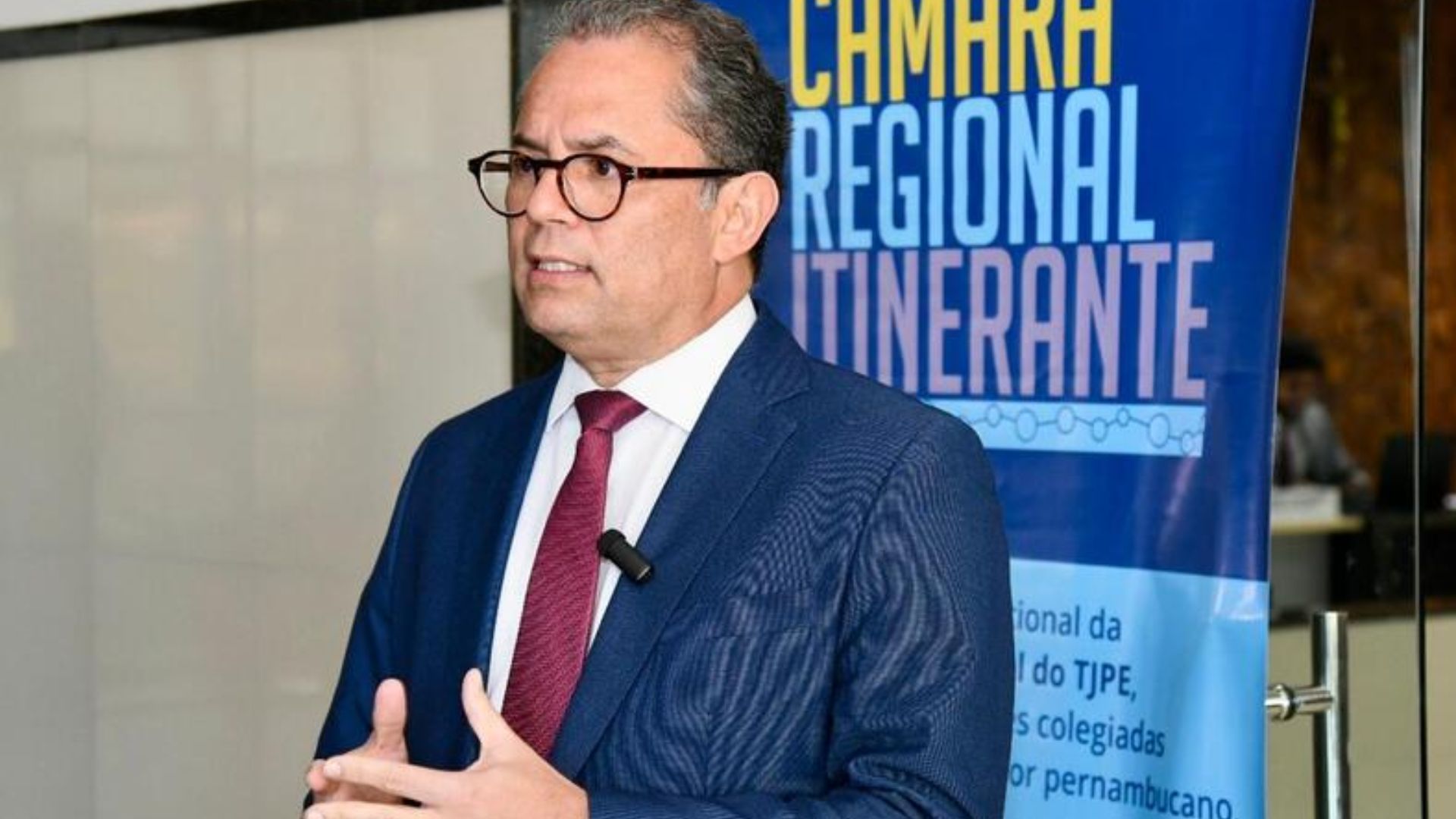 O desembargador Paulo Augusto de Freitas Oliveira explicando o funcionamento da Câmara 