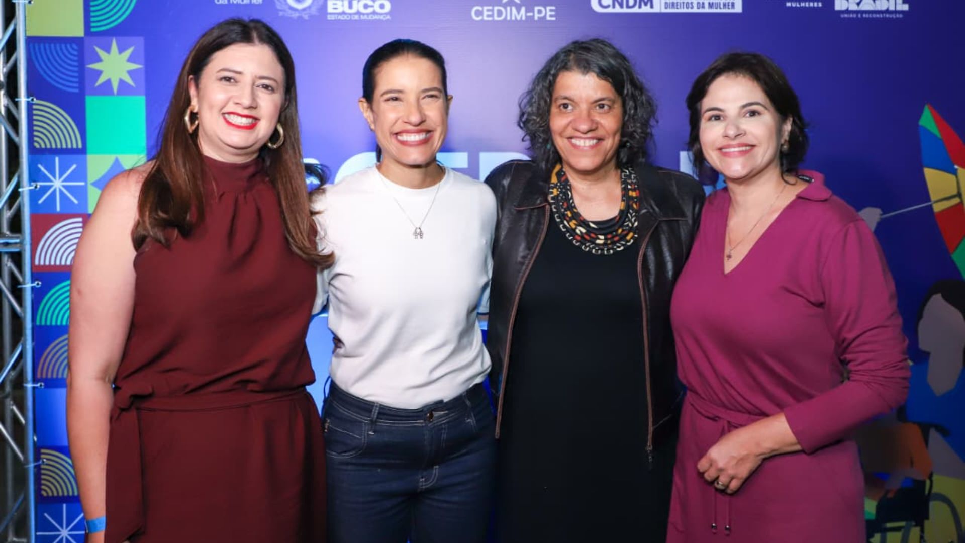 Raquel Lyra e Priscila Krause sorriem ao lado de duas mulheres brancas