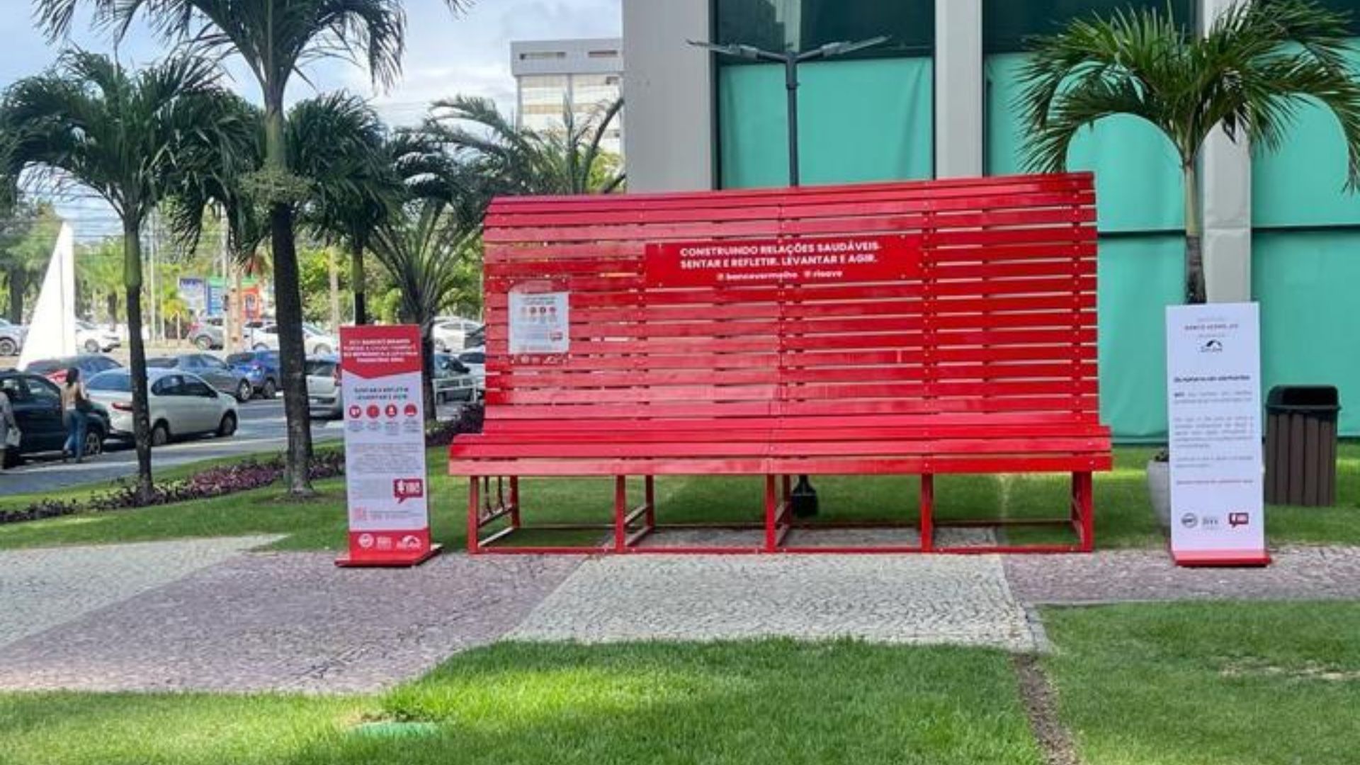 Banco Vermelho em frente ao empresarial JCPM, no Pina