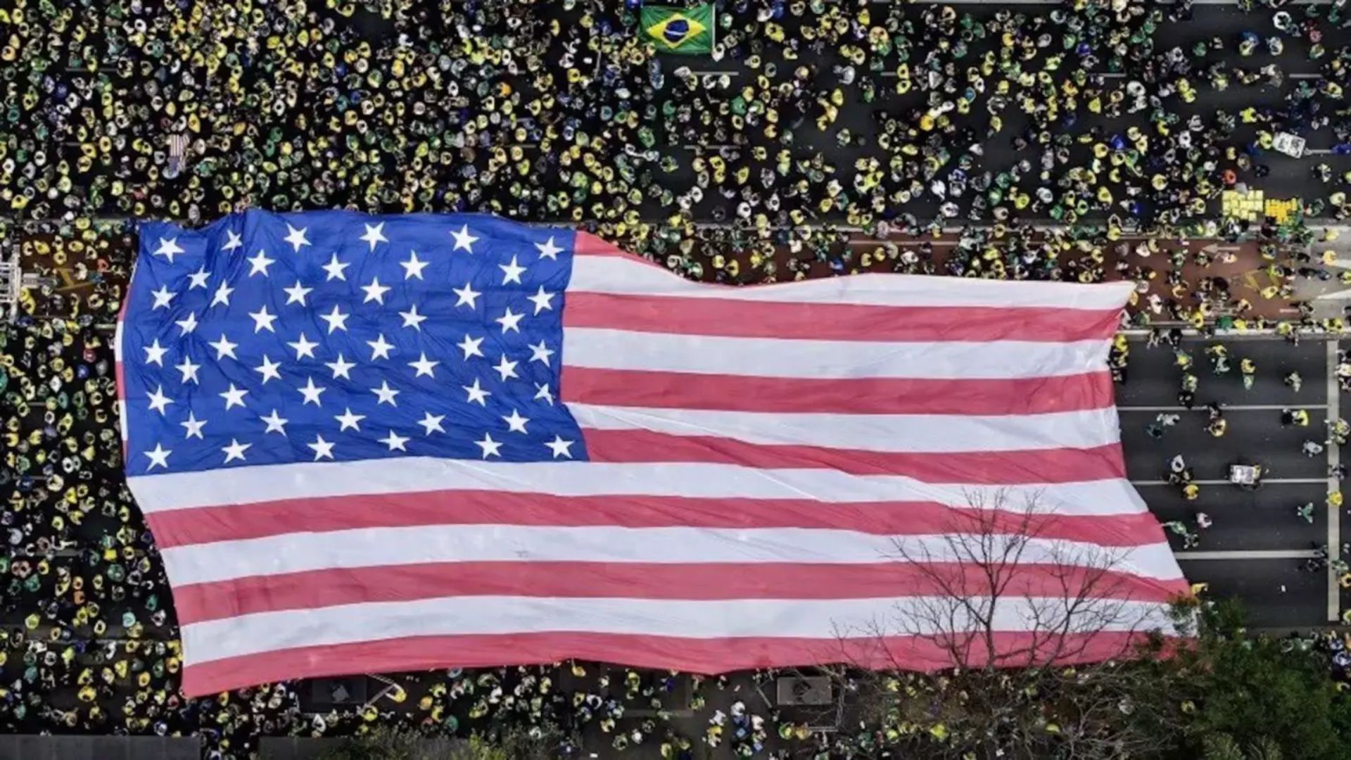 Bandeira dos Estados Unidos na Av. Paulista durante 7 de setembro, dia da Independência do Brasil
