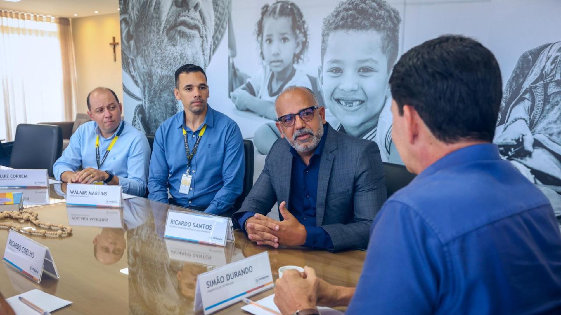 Equipe dos Correios com o prefeito de Petrolina Simão Durando