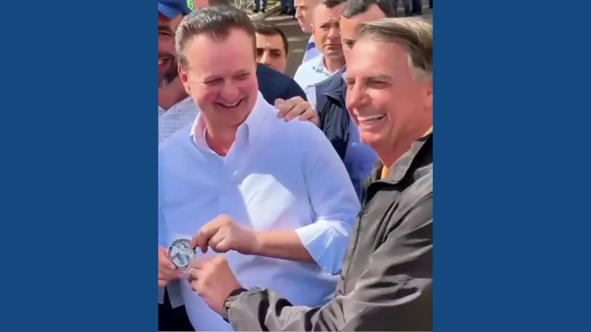 Gilberto Kassab recebe medalha de imbrochável de Jair Bolsonaro