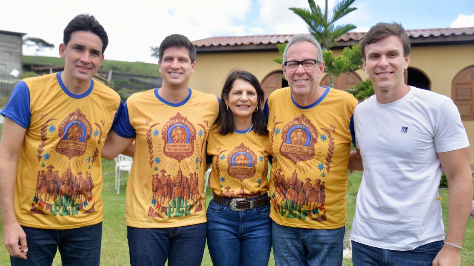 Silvio Costa Filho, João Campos, Sandra Paes, Álvaro Porto e Miguel Coelho. Com exceção de Miguel, todos usam camiseta da missa do vaqueiro. políticos estão abraçados