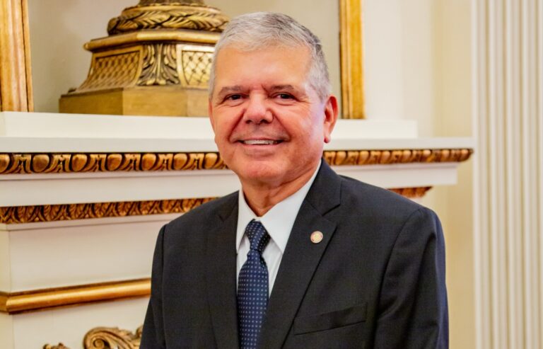 Ricardo Paes Barreto, de terno sorri