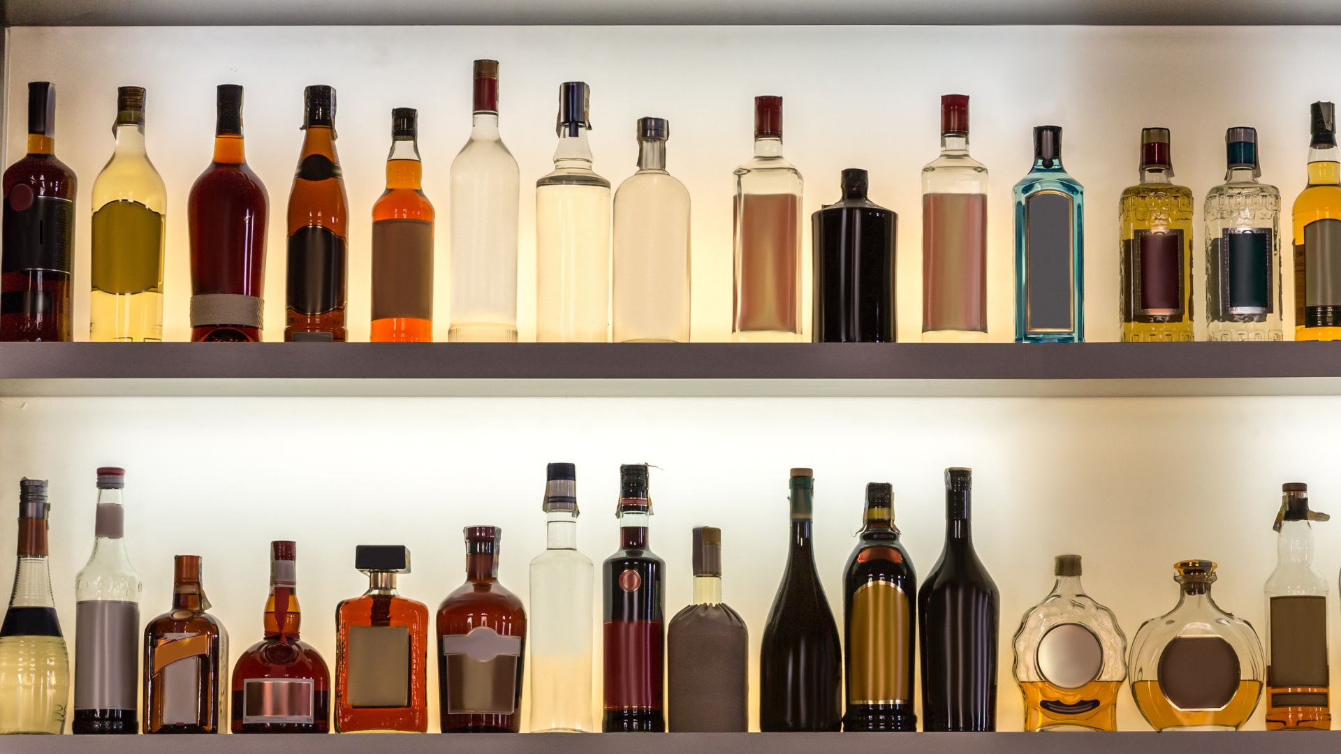 Duas prateleiras com diversas garrafas de bebidas