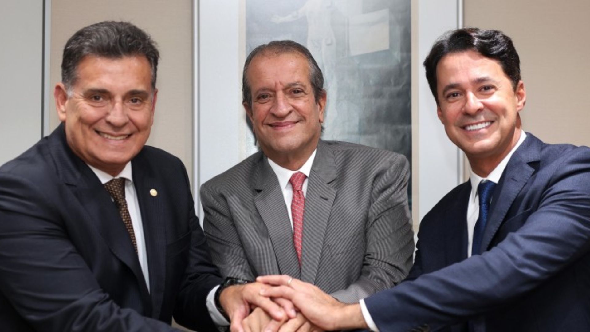 Coronel Meira, Valdemar Costa Neto e Anderson Ferreira sorriem segurando a mão um do outro