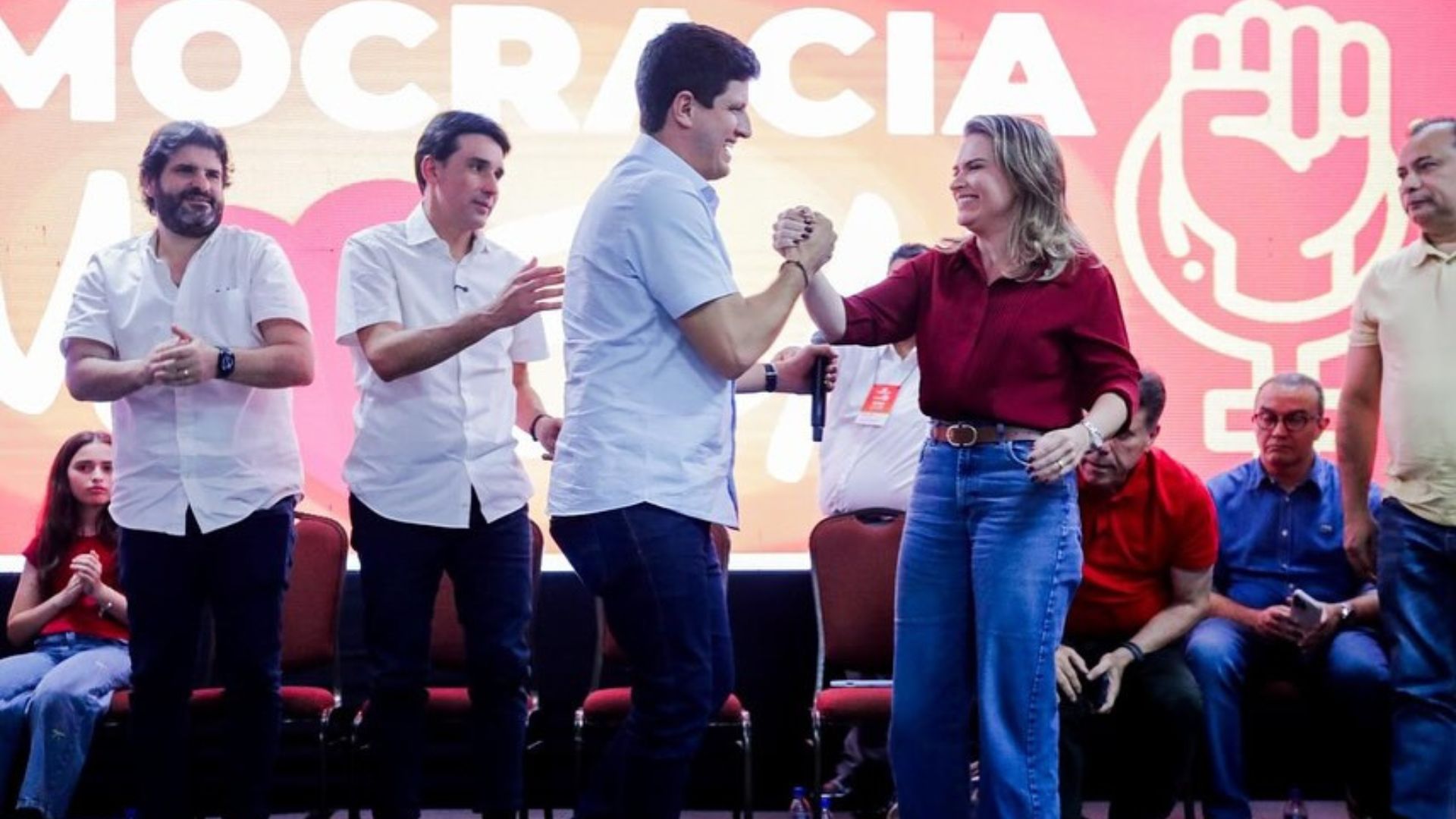 João Campos e Marília Arraes se cumprimentam no palco do evento do Solidariedade