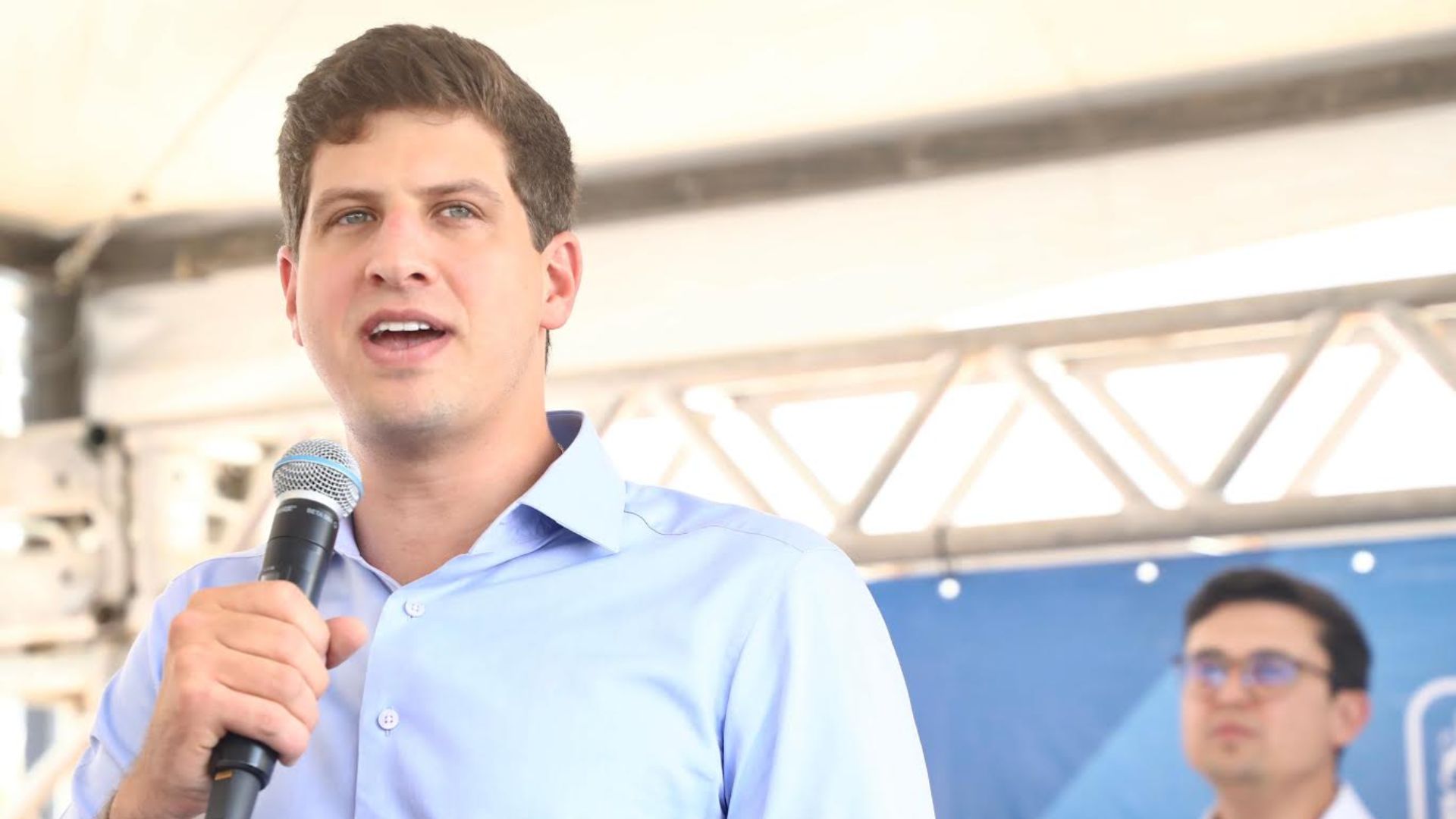 Prefeito João Campos falando no microfone