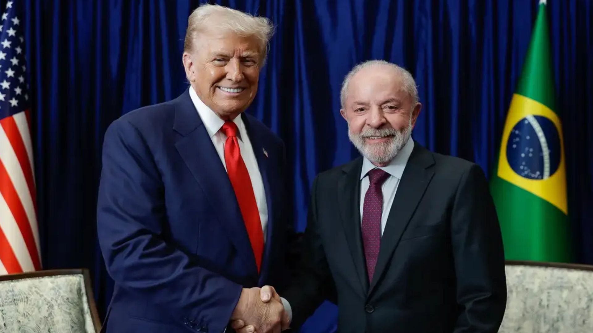 Lula e Trump apertando as mãos e sorrindo