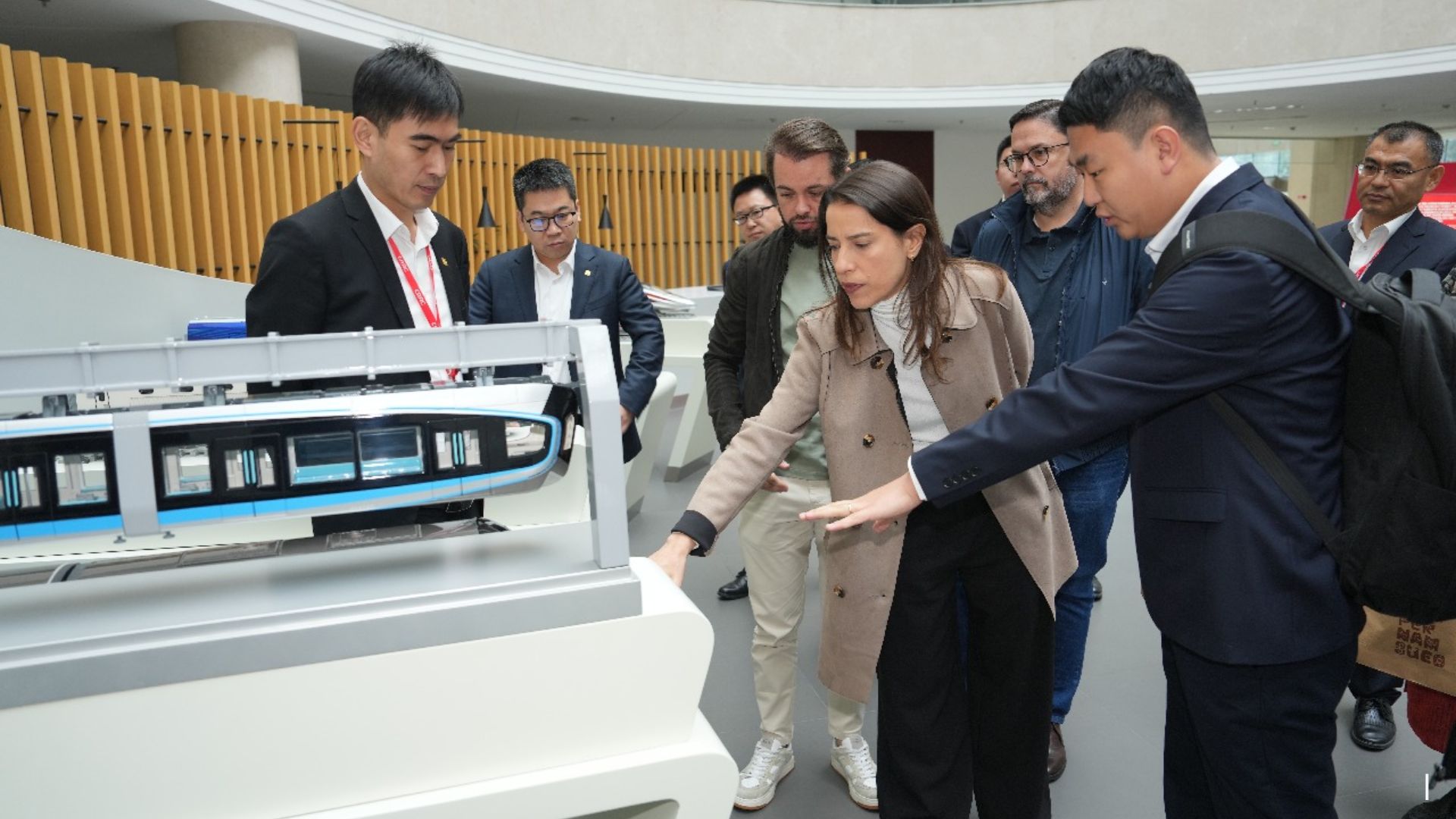 Raquel Lyra visita fábrica de trem na China