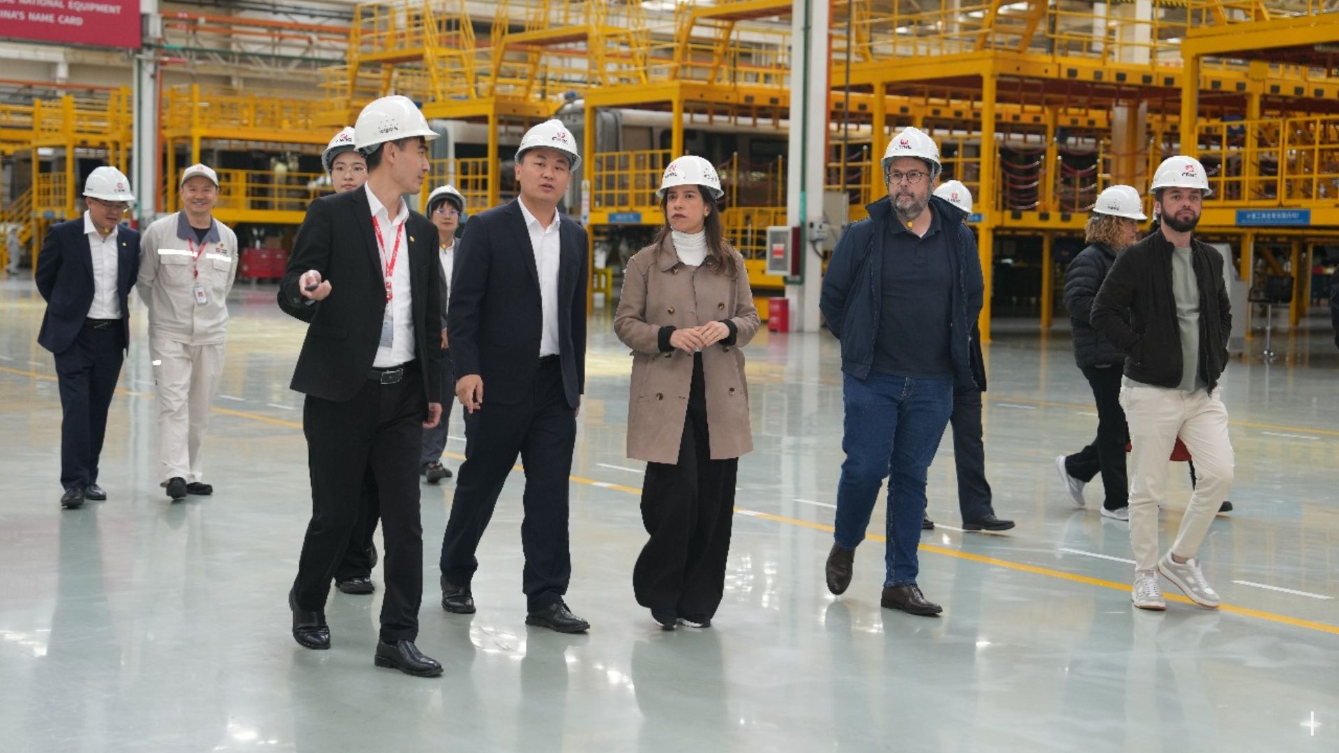 Raquel Lyra visita fábrica de trem na China