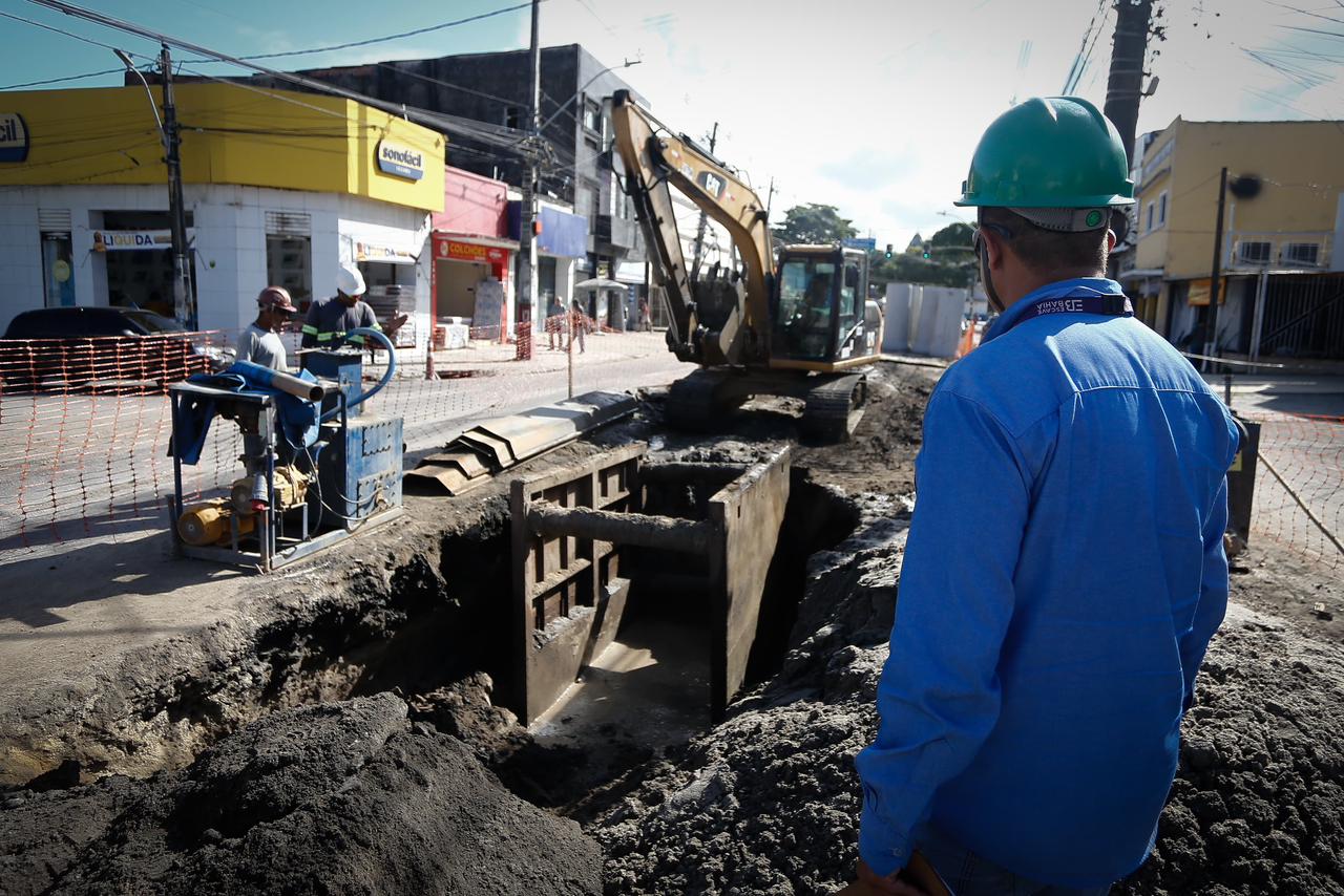 Trabalhador da compesa em obra da rua da paz