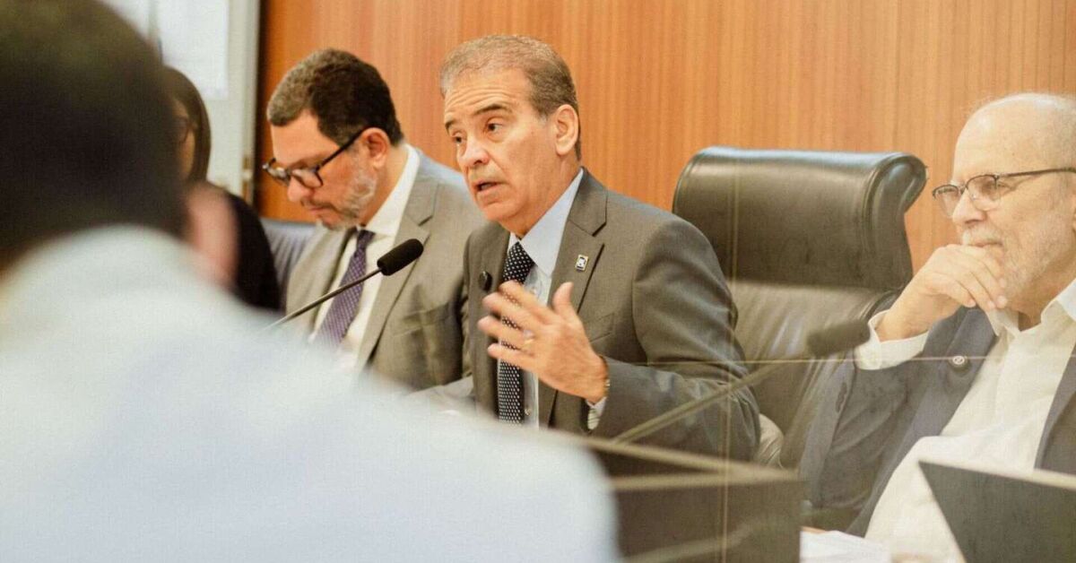 Alberto Feitosa está sentado ao lado de Waldemar Borges, ele fala em microfone