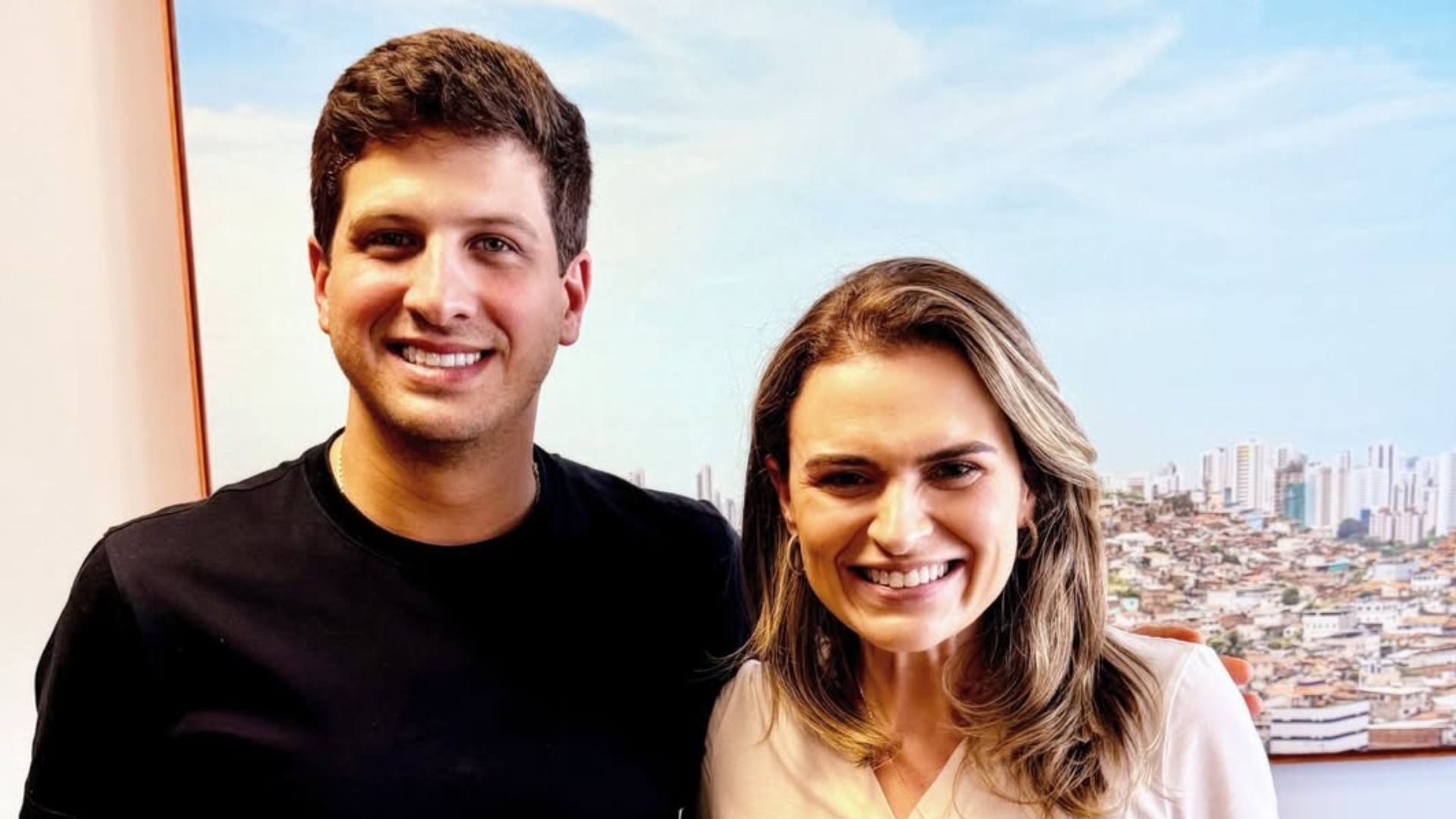 João Campos e Marília Arraes sorriem abraçados lado a lado