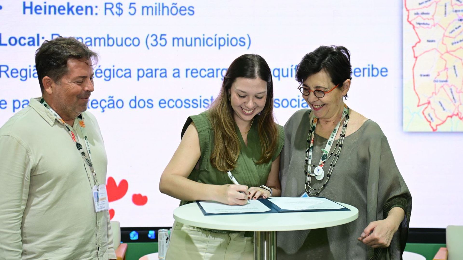 Marília Robles, gerente de Sustentabilidade do Grupo HEINEKEN Brasil, assina o Edital Águas do Beberibe ao lado de Tereza Campelo, diretora Socioambiental do BNDES, e de Manoel Serrão, superintendente do FUNBIO, durante lançamento na COP30.