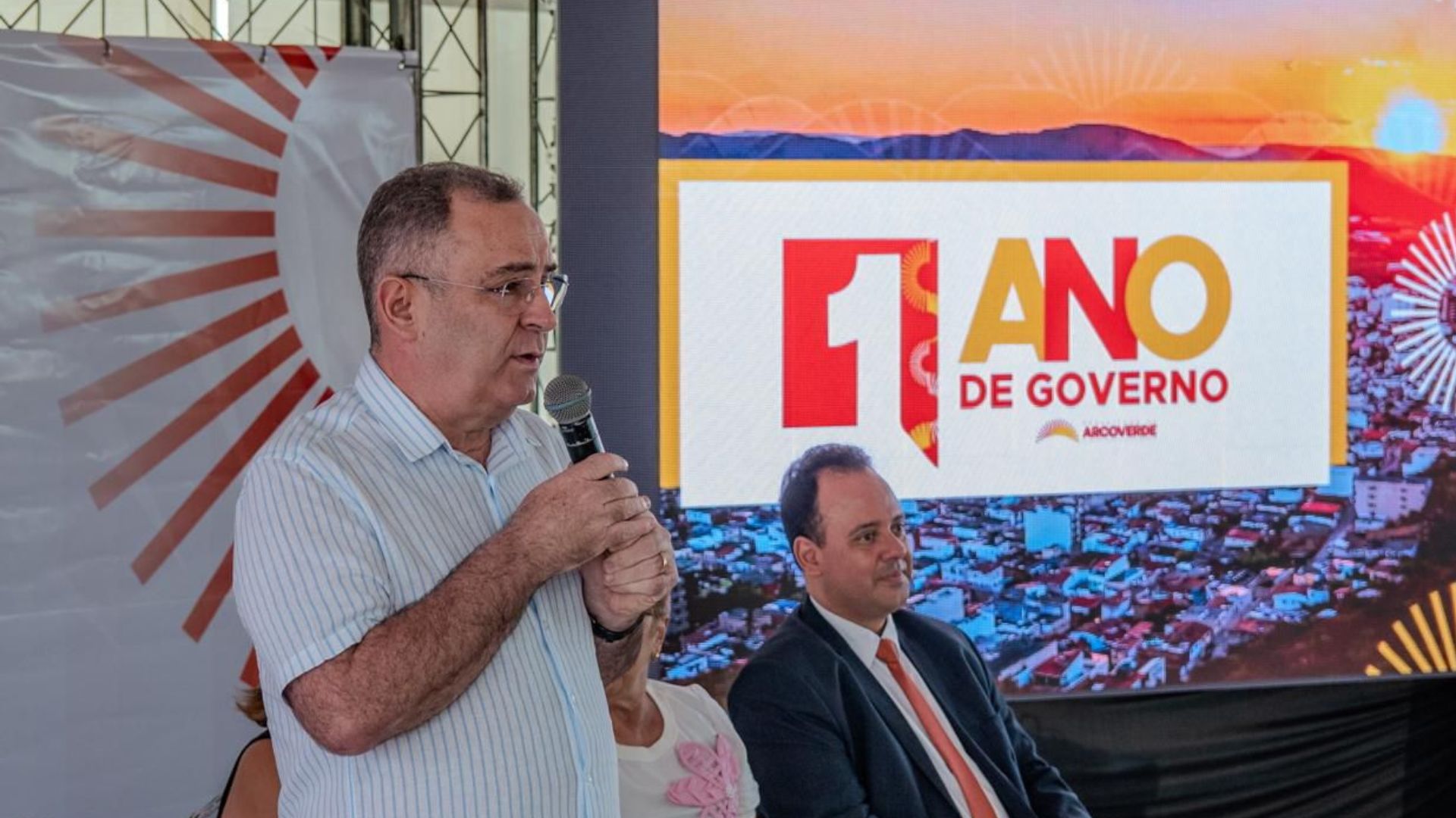 Zeca Cavacanti conduz coletiva de imprensa em Arcoverde. 