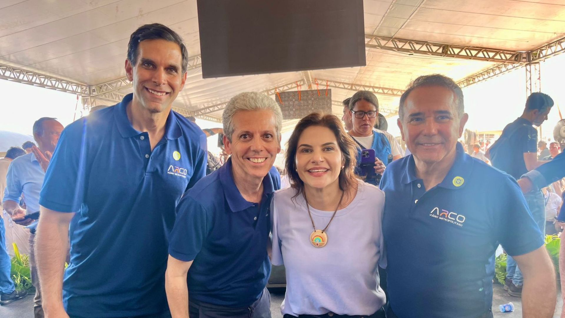 Charles Maia (diretor operacional da Azevedo), Marcos Vinicios (diretor da KPE Engenharia) e Guilherme Lago (diretor de Infrestrutura da Dois A Engenheria) comemoram ordem de serviço do Arco Metropolitano com a vice Priscila Krause
