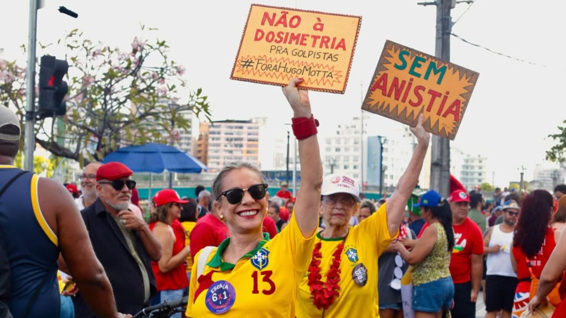 Manifestantes na rua da aurora