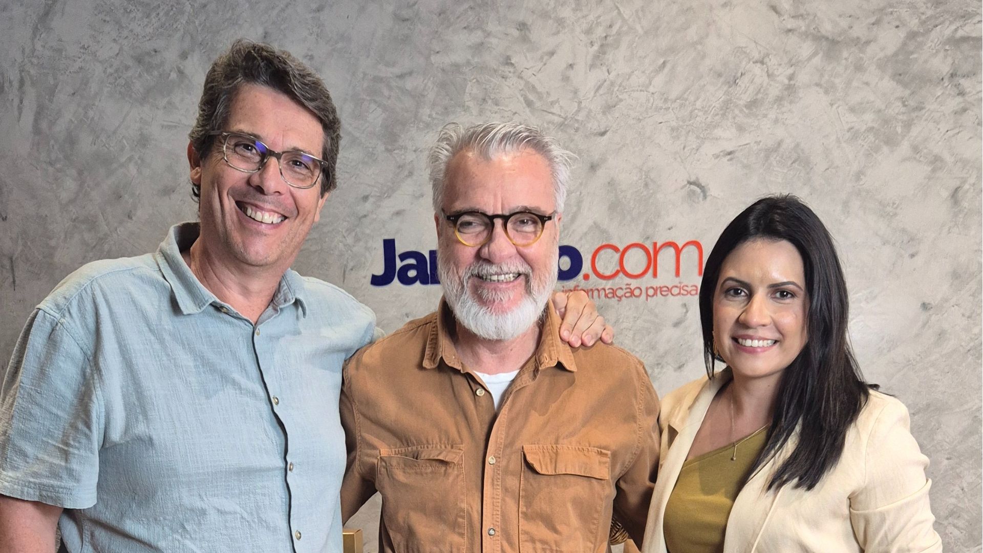 Marcelo Garcia, Jamildo Melo e Bruna Claudino sorriem lado a lado