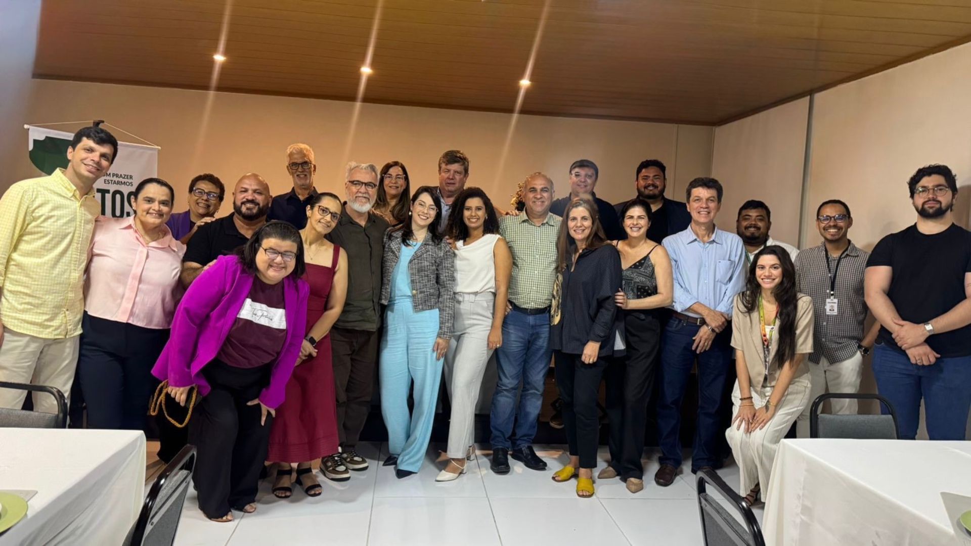 Pessoas sorriem aglomeradas