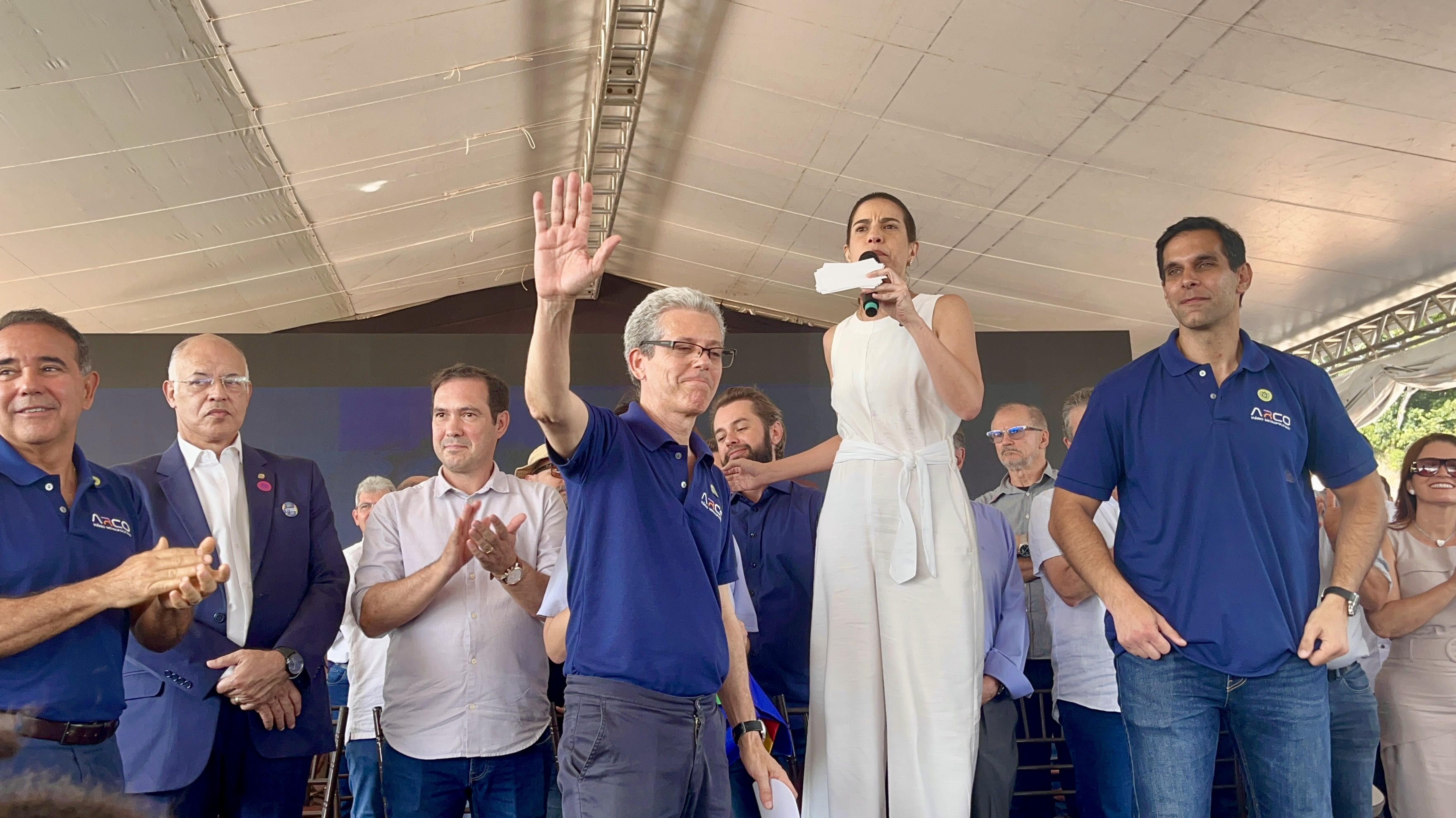  Charles Maia (diretor operacional da Azevedo), Marcos Vinicios (diretor da KPE Engenharia) e Guilherme Lago (diretor de Infrestrutura da Dois A Engenheria) comemoram ordem de serviço do Arco Metropolitano ao lado da governadora Raquel Lyra