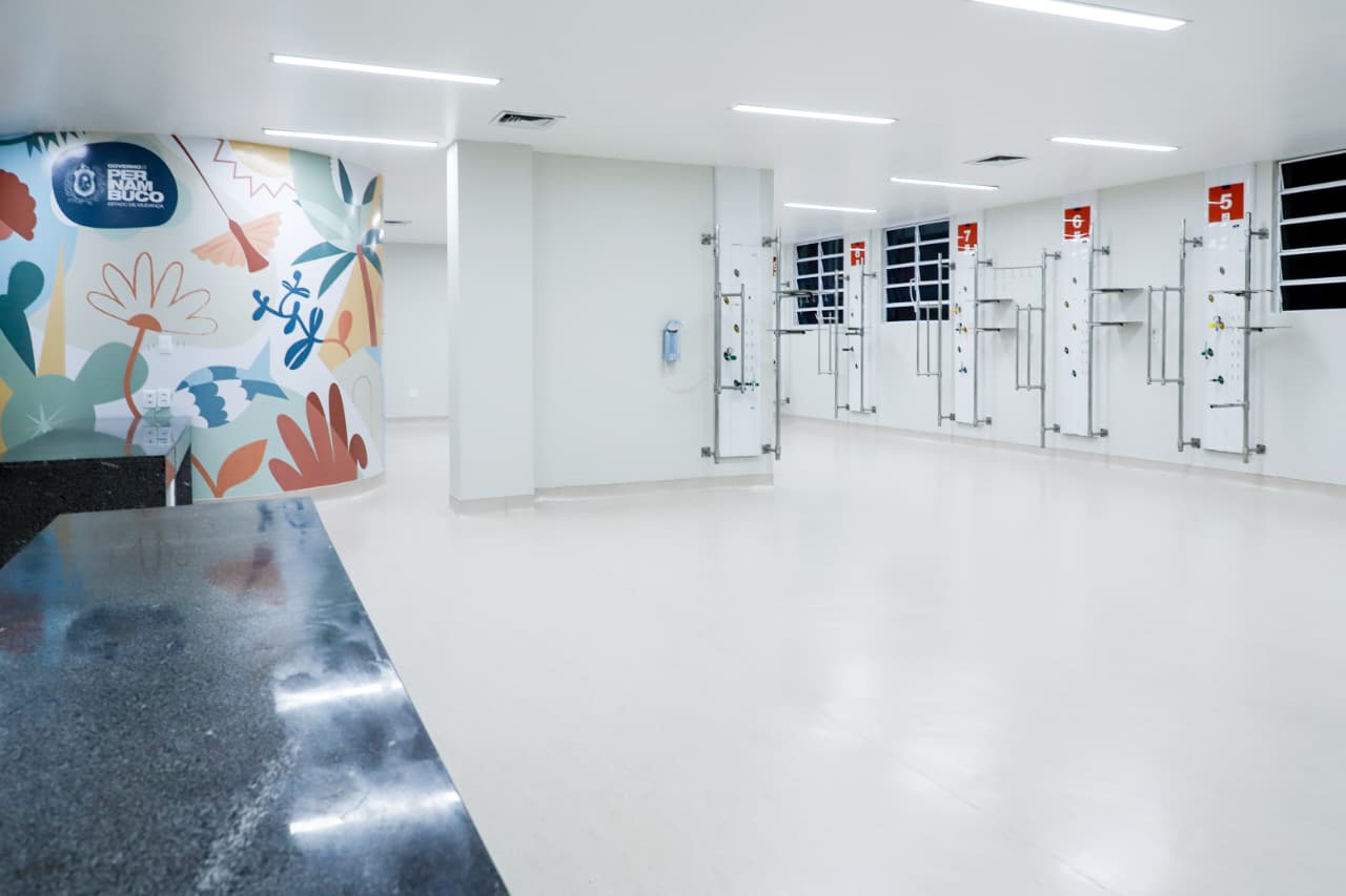 Sala vazia com parede colorida com Logo do Governo de Pernambuco, espaço está limpo e estruturado. A UTI Pediátrica, ainda sem leitos