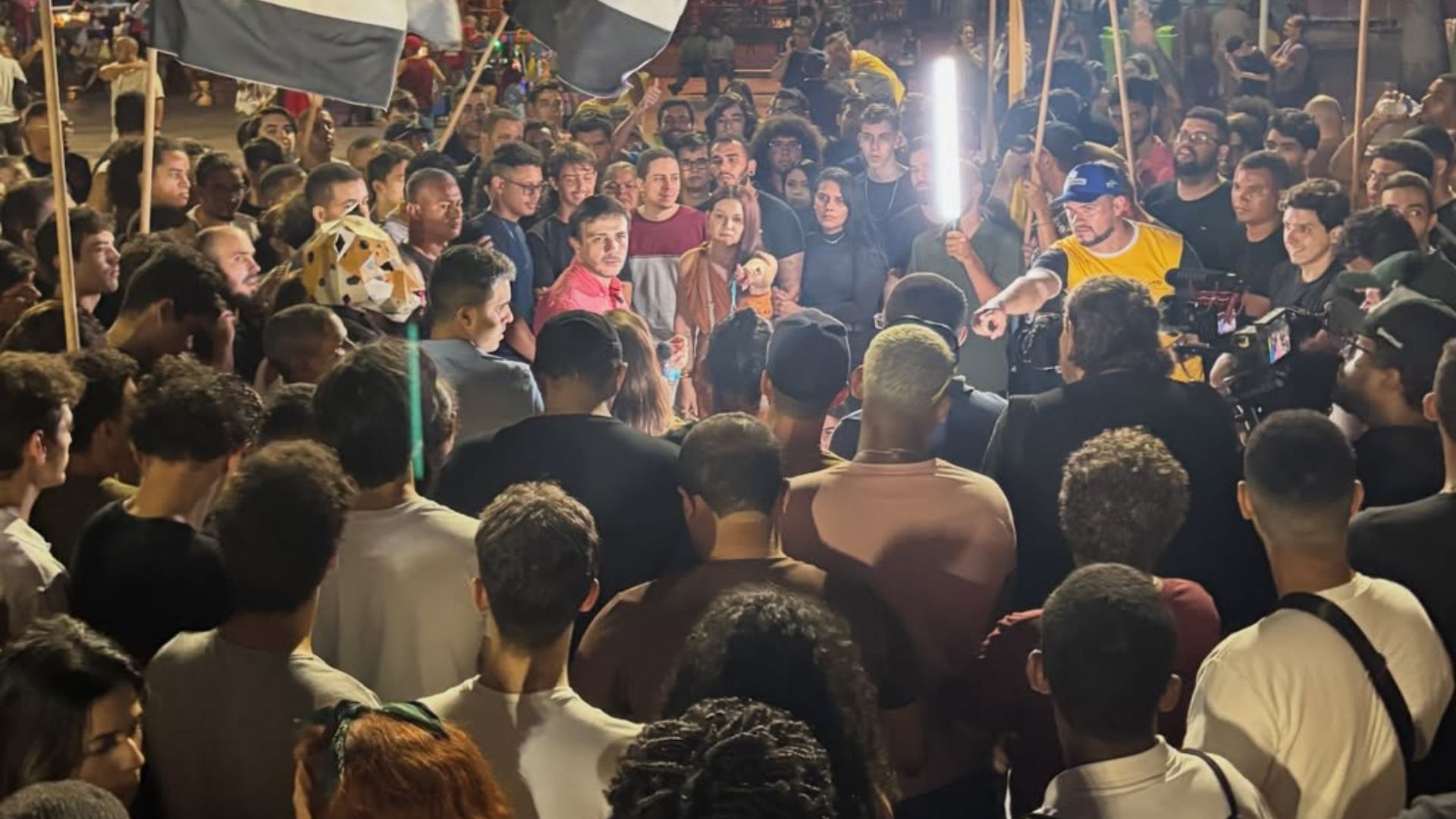 Renan Santos discursa para aliados no Marco Zero do Recife