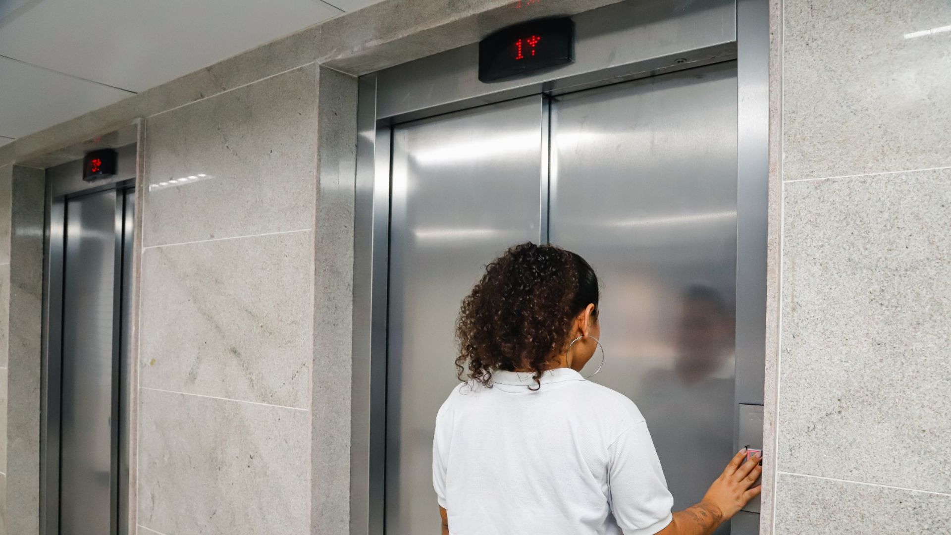 Imagem ilustrativa de uma pessoa num elevador hospitalar