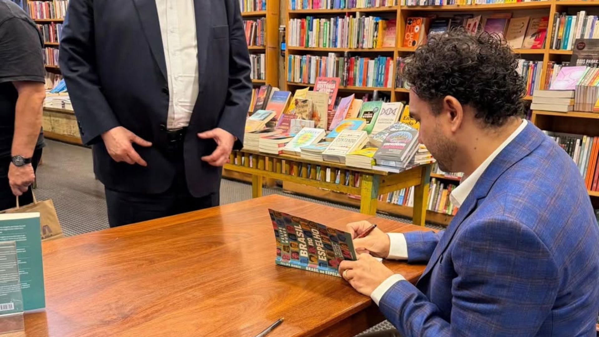 Felipe Nunes autografando livro