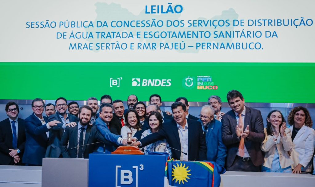 Raquel Lyra, Priscila Krause, Tulio Vilaça, Almir Cirilo e outros sorriem enquanto batem martelo do B3 