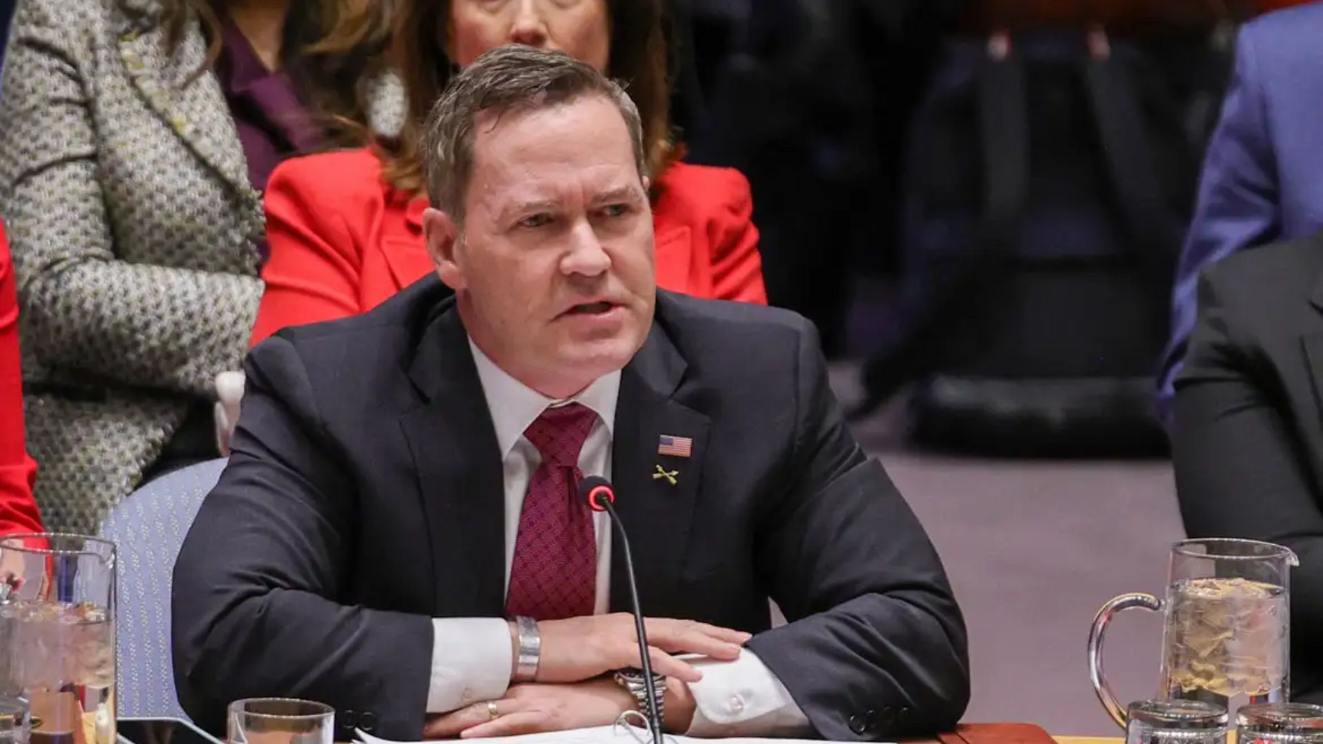 Homem branco de terno falando ao microfone. Seu nome é Michael Waltz, ele é o representante dos Estados Unidos no Conselho de Segurança da ONU.