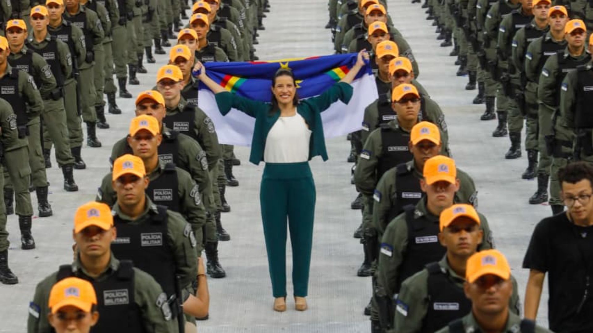 Raquel Lyra na formação da PM