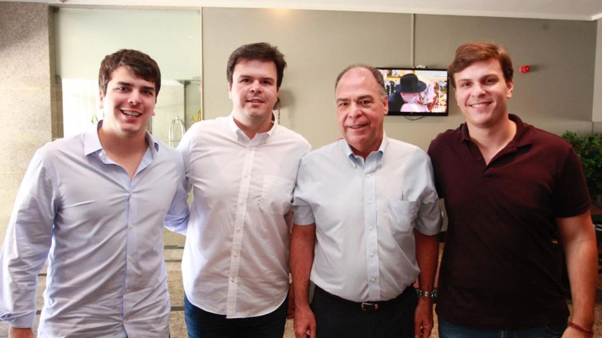 Antonio Coelho, Fernando Filho, Fernando Bezerra Coelho e Miguel Coelho lado a lado sorriem