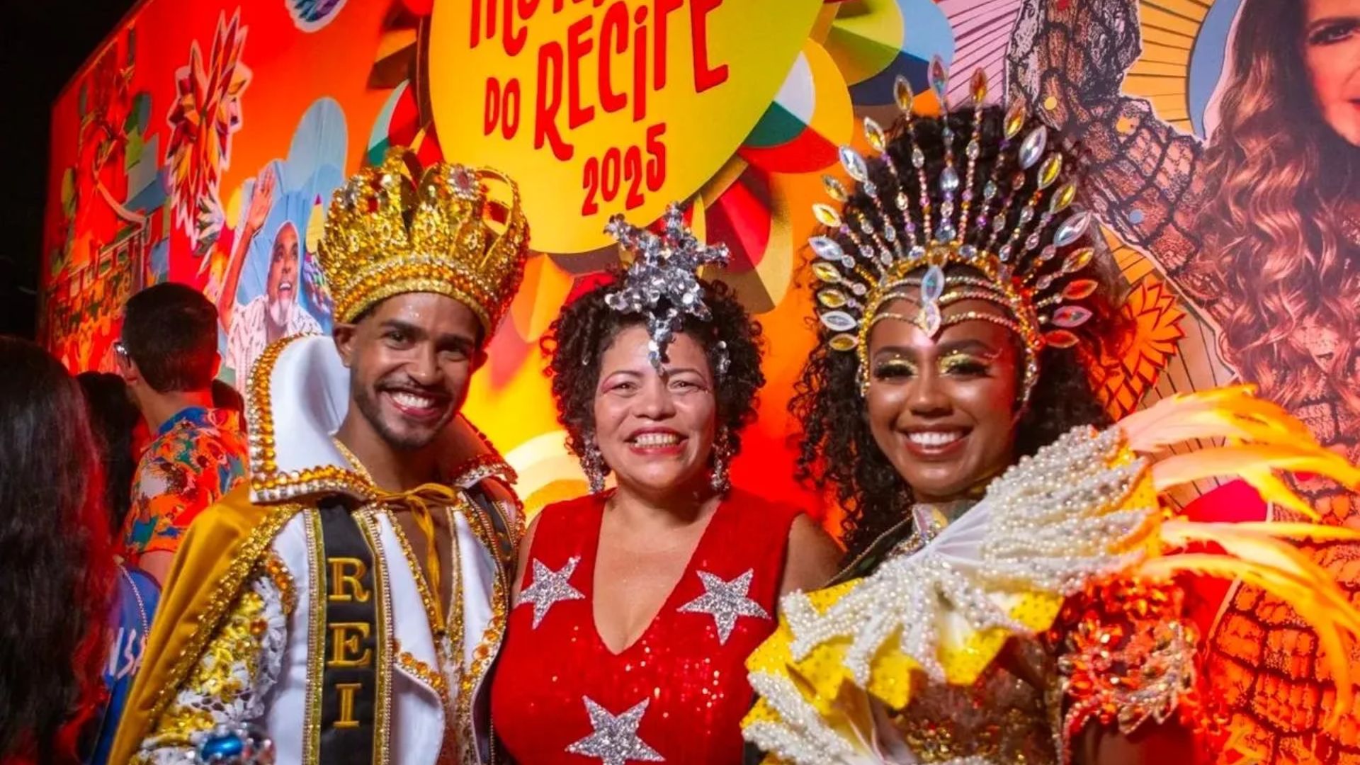 Dani Portela no Baile Muncipal 2025, fantasiada de vermelho com várias estrelas, em alusão ao PT