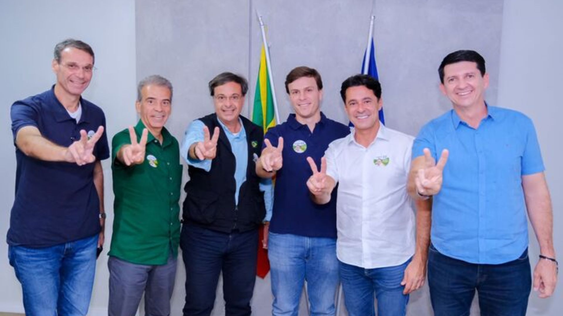 Miguel Coelho ao lado de bolsonaristas nas eleições 2022