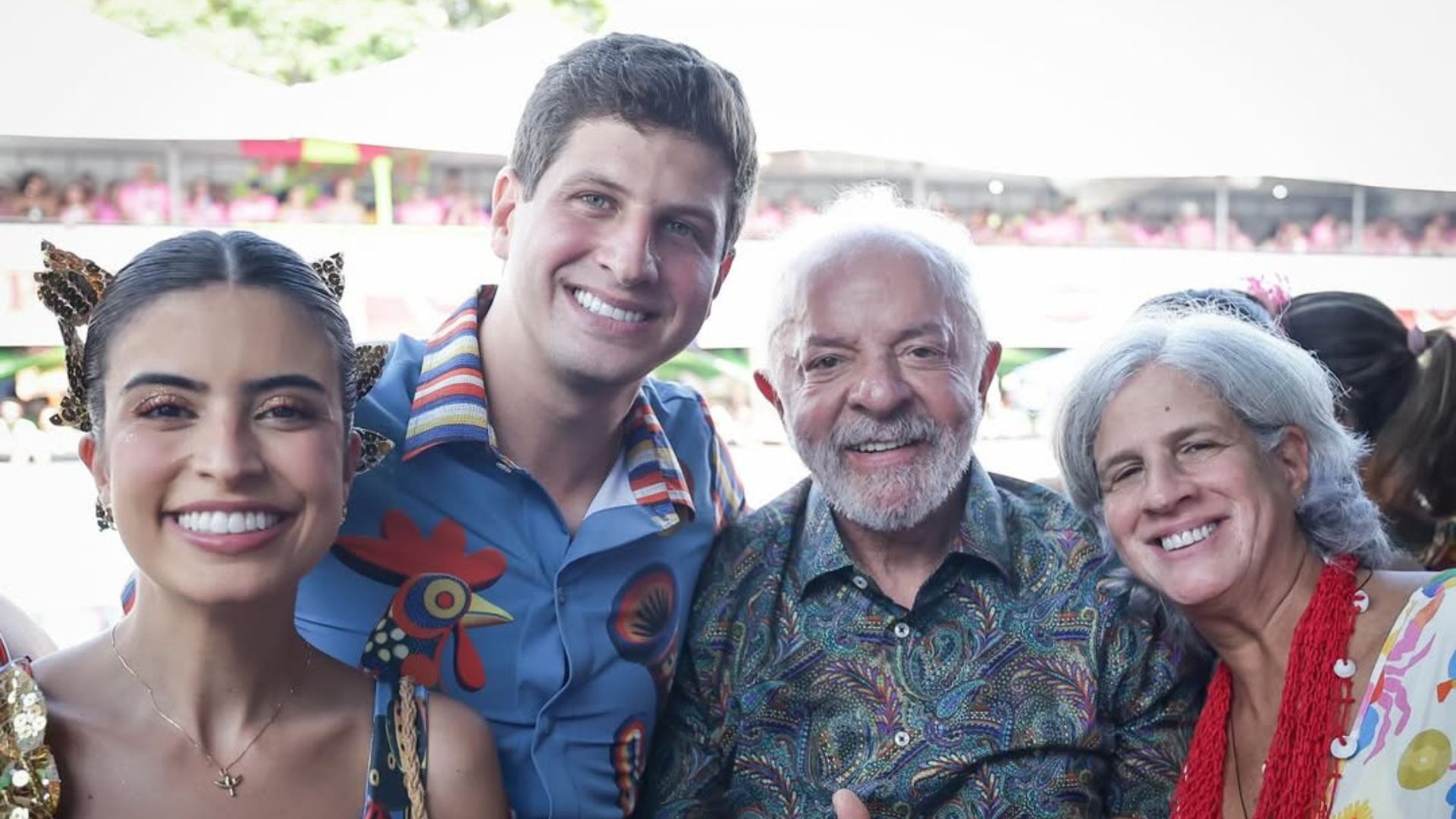 Tabata Amaral, João Campos, Lula e Renata Campos sorriem. Todos usam roupas carnavalescas