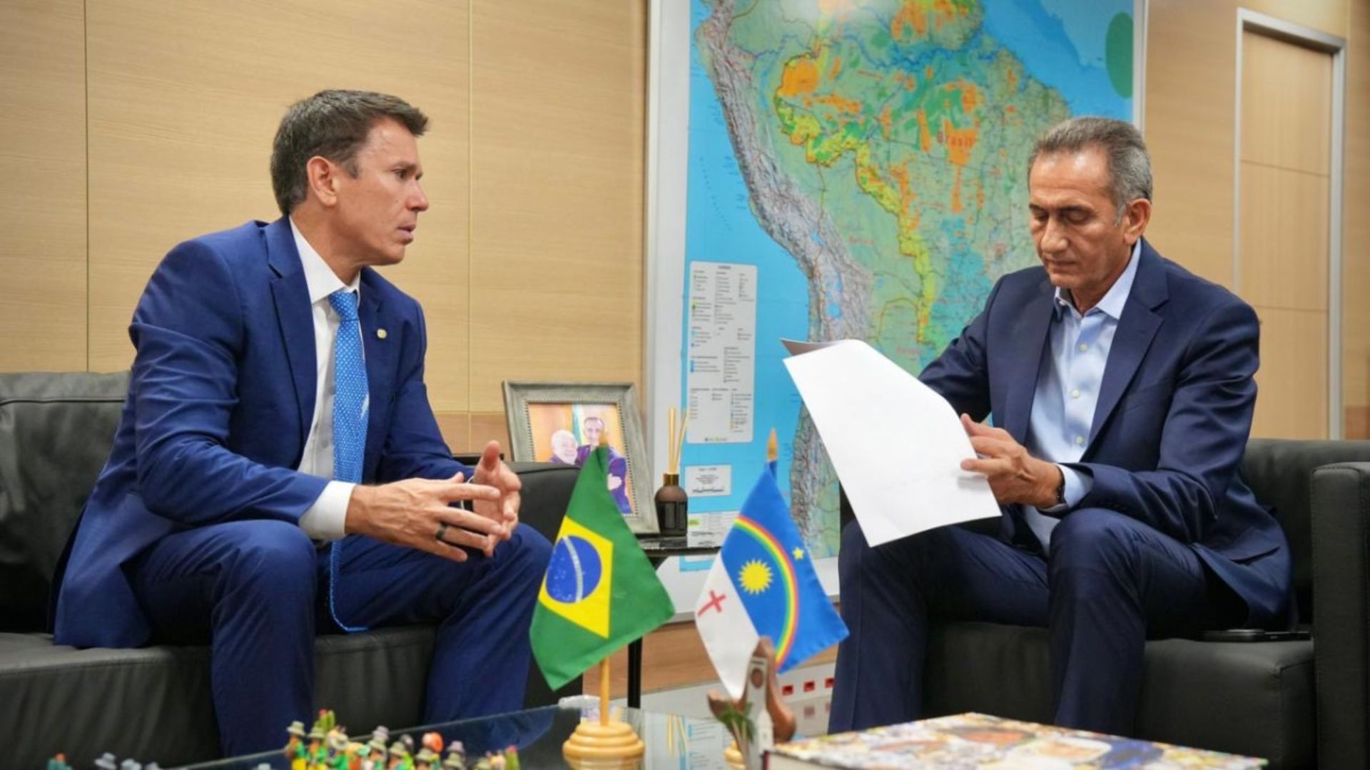 Felipe Carreras e ministro Waldez Goés em reunião para tratar das chuvas