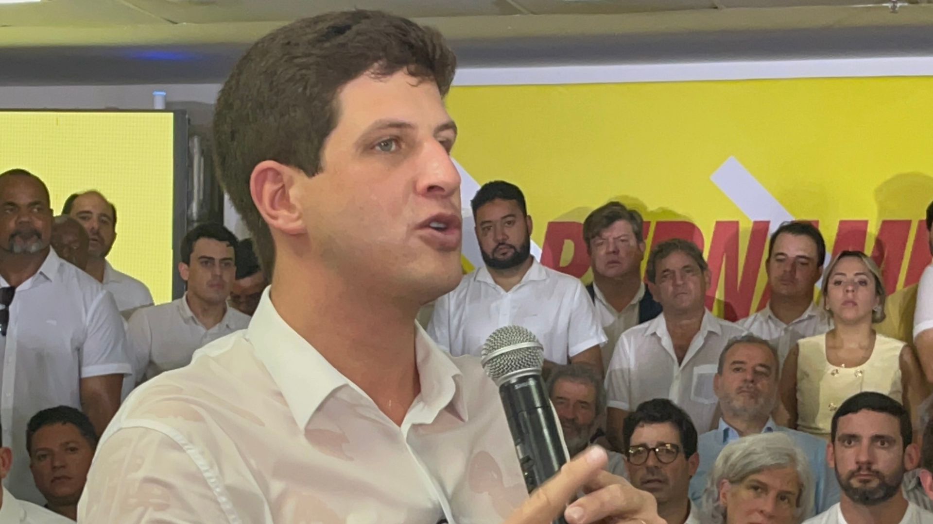 João Campos discursa em pré-campanha