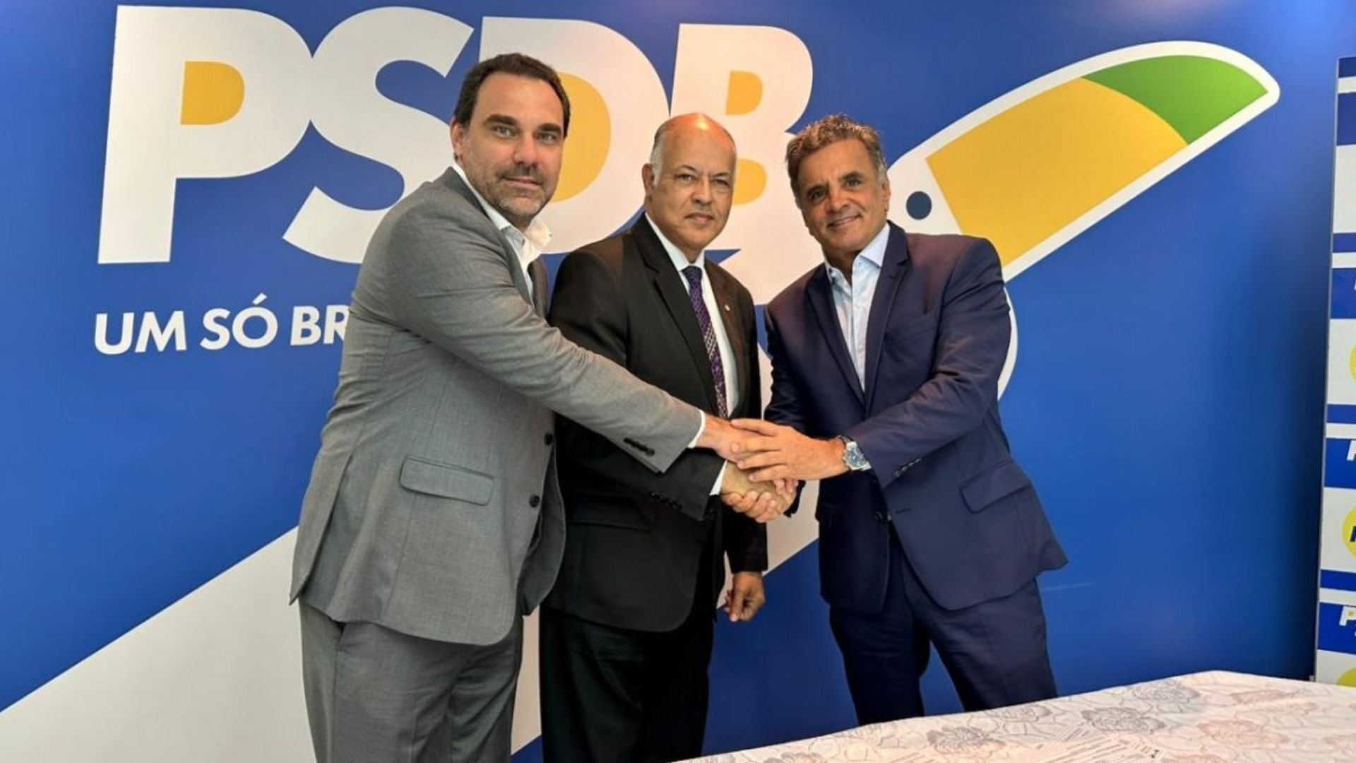 Pastor Eurico se filiou ao PSDB ao lado de Aécio Neves