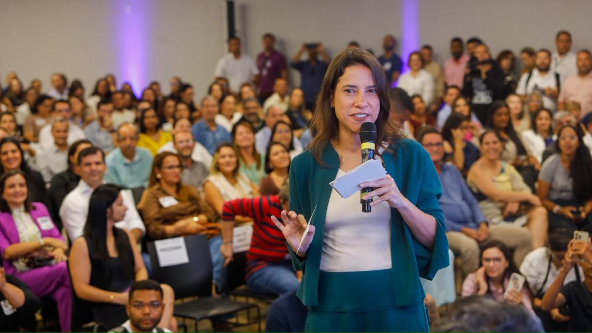 Raquel Lyra discursa aos novos residentes