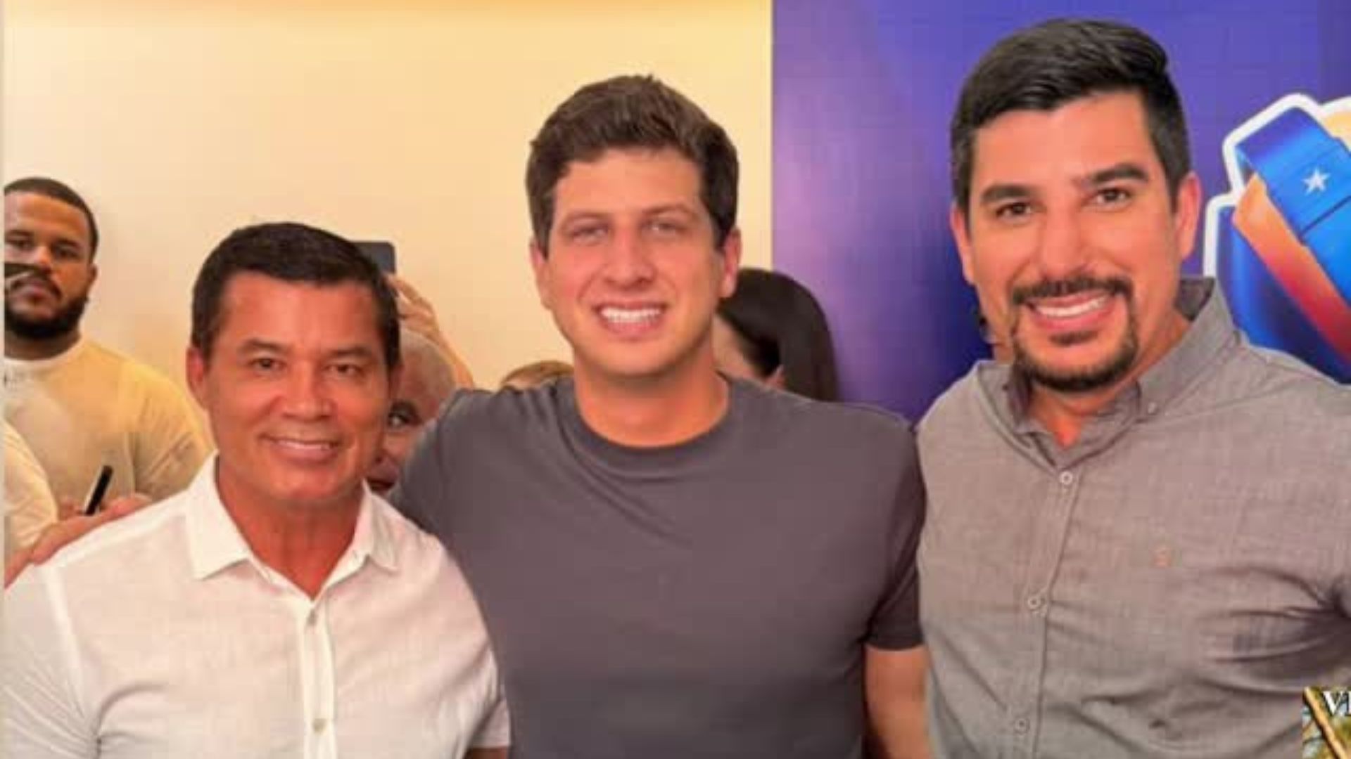 João Campos ao lado do prefeito e do vice de Ipubi, que vão se filiar ao PSB