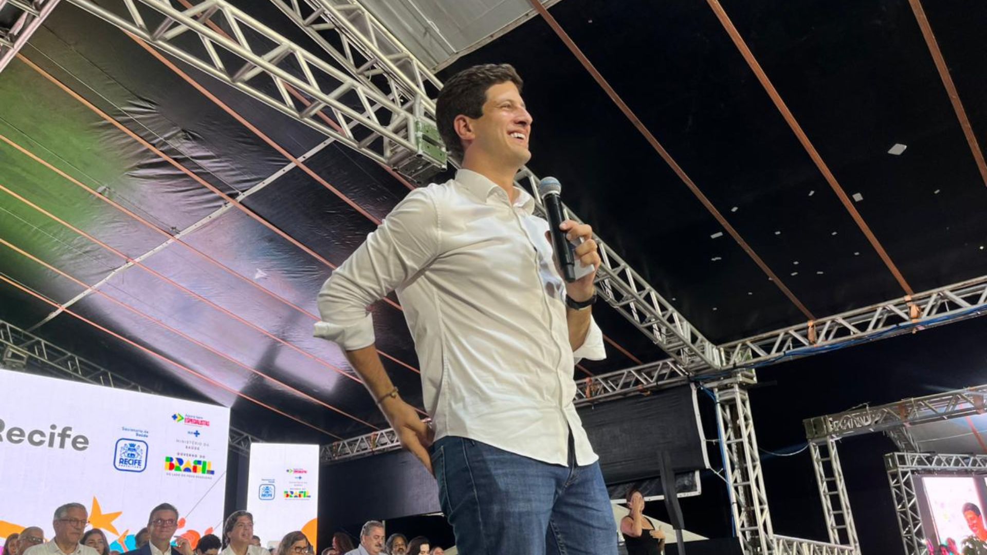 João Campos fala em microfone
