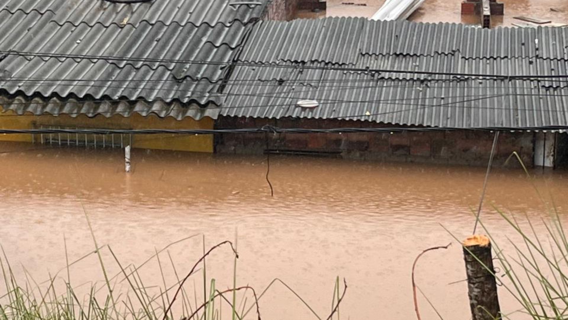Casa inundada em Goiana