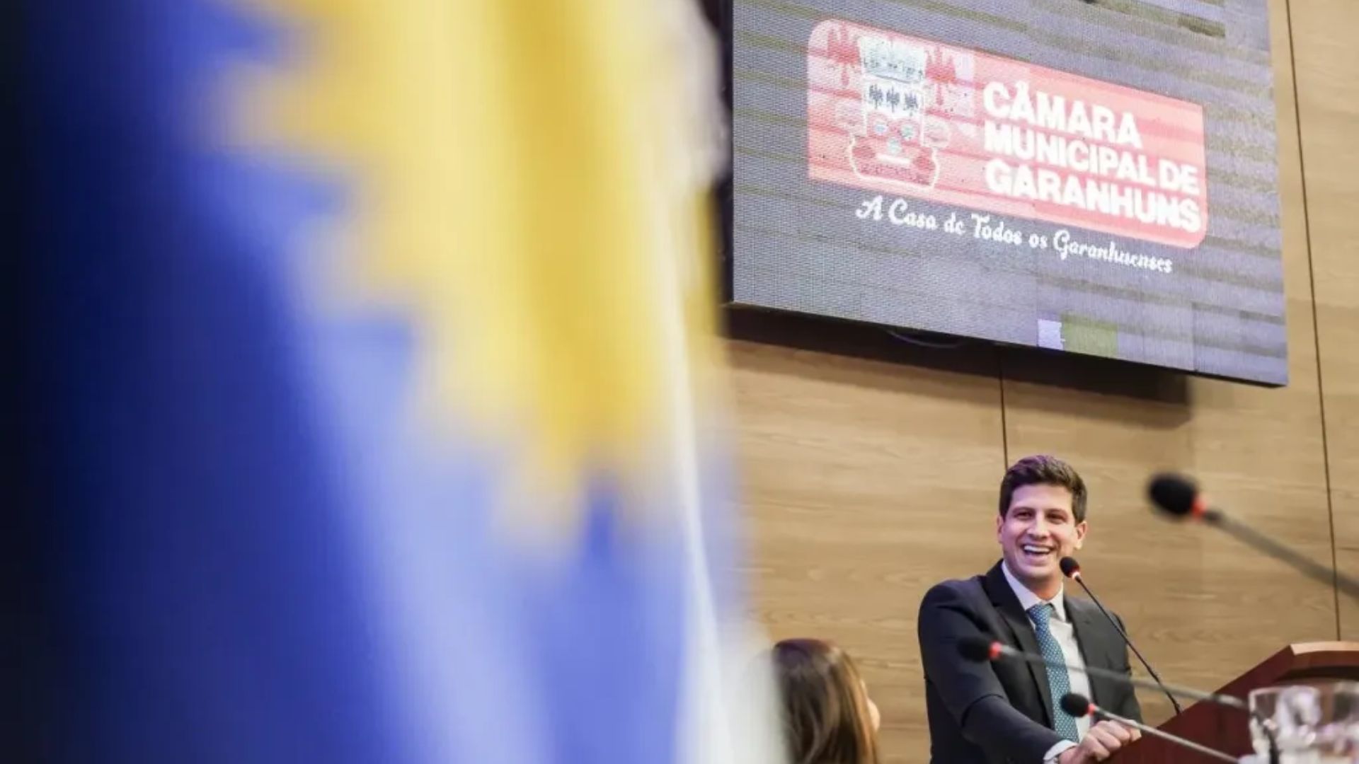 João Campos na tribuna da Câmara de Vereadores de Garanhuns