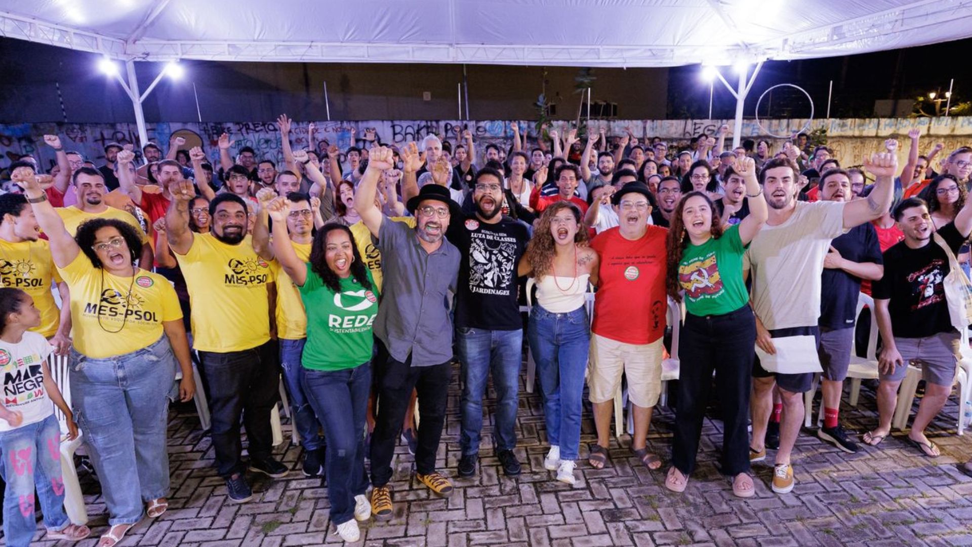 Jones Manoel e apoiadores na plenária