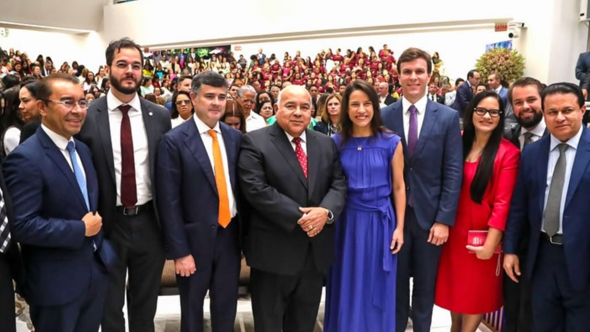 sorriem juntos túlio gadelha, eduardo da fonte, o pastor, raquel lyra, miguel coelho, michelle collins e outros três homens de terno