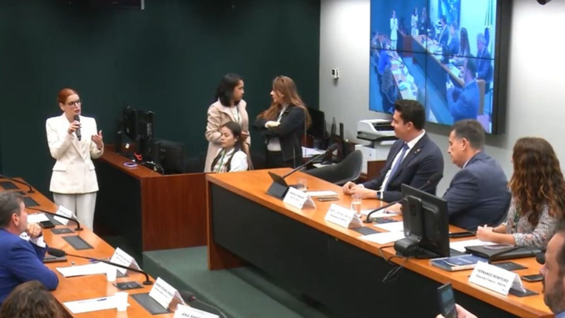 O objetivo da sessão foi analisar o funcionamento do Núcleo de Informações Estratégicas e Cumprimento de Ordens Judiciais (NIOJ Maria da Penha) e avaliar a viabilidade de replicar o modelo em âmbito federal.